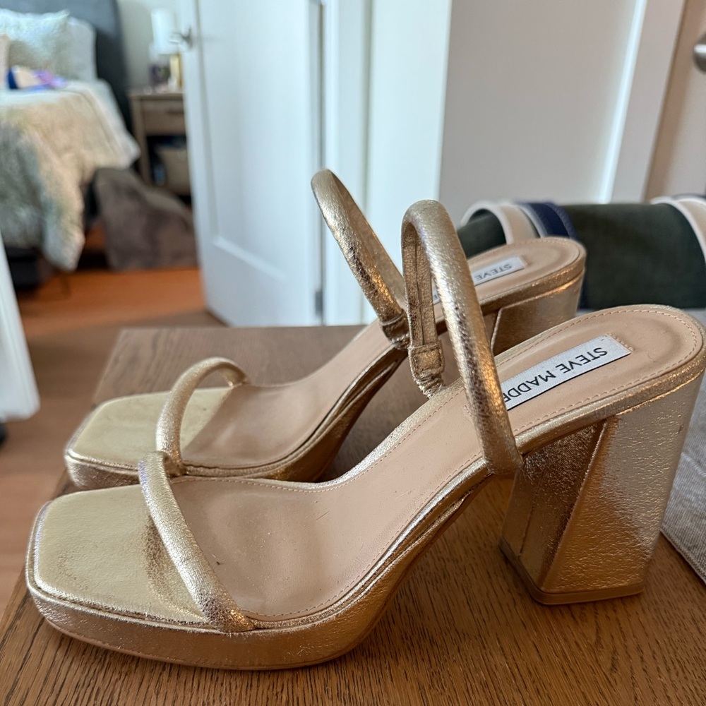 NWOT! Steve Madden Women's Sandal in Gold Size 8